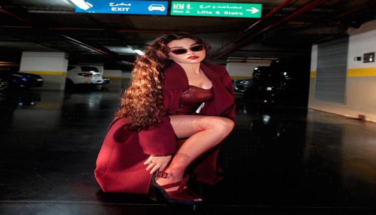 إطلالة ملوكية… النجمة اللبنانية هيفاء وهبي تبهر الحضور بفستان أنيق باللون البرغندي