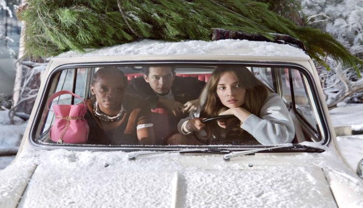 Prada Holiday 2025... موضة تحتفي بالسحر والأنوثة في أجواء الشتاء