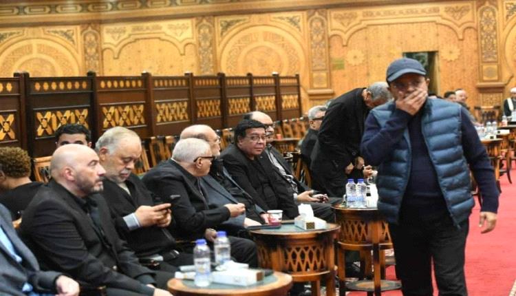 قلوب الفنانين مع الحزن… نجوم الفن يحتشدون في عزاء أحمد عبدالله (صور)