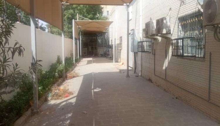 عدن..  مستوصف حي عبدالقوي بالشيخ عثمان  يغلق أبوابه... بين أزمة الرواتب وصمت مكتب الصحة