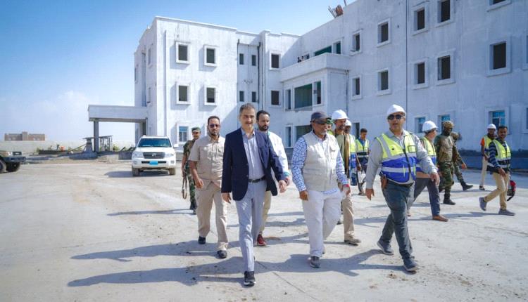 المحافظ لملس يتفقد سير العمل في مشروع مدينة الشيخ محمد بن زايد الطبية ويشيد بوتيرة الإنجاز المتصاعدة