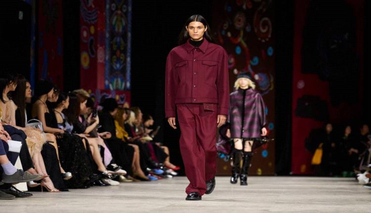 البورغندي.. اللون الذي خطف الأضواء في عروض الأزياء العالمية