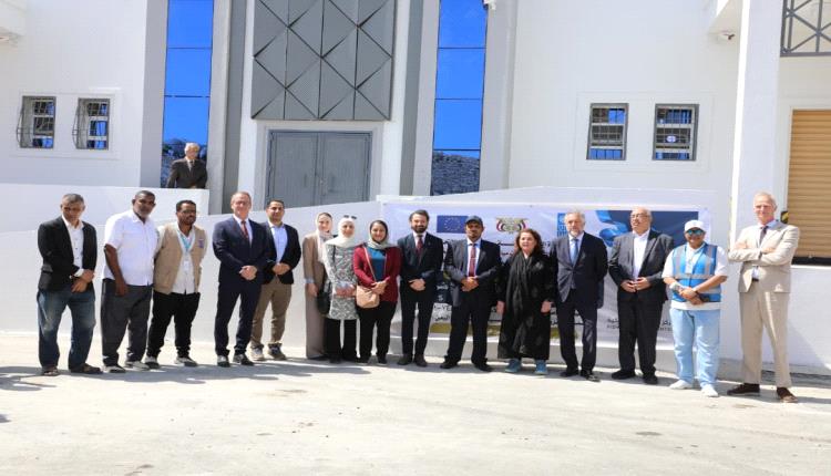 محافظ حضرموت الأستاذ مبخوت بن ماضي وسفير الاتحاد الأوروبي يفتتحان مركز الصادرات السمكية بالمحافظة