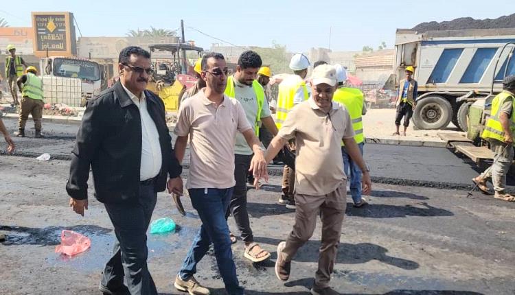 مدير عام المنصورة يتفقد الأعمال النهائية بمشروع إعادة تأهيل شارع الخمسين