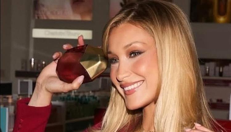 نجمة الموضة بيلا حديد تتألق بإطلالة راقية لمجوهرات عزة فهمي أثناء الترويج لعطرها