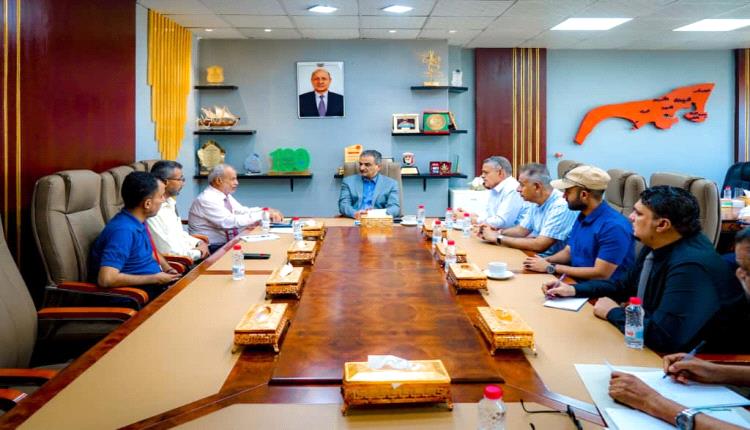 محافظ عدن يناقش مع قيادة هيئة المساحة الجيولوجية مخاطر الانهيارات الصخرية والإجراءات الوقائية