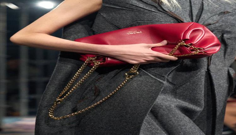 مزيج من الأناقة والترف.. الجلد والمخمل يتوّجان صيحات الحقائب لهذا الموسم