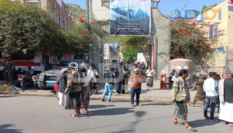 اجتماع ليلي في دار الندوة يسبق إغلاق جوازات تعز واتهامات بتوجيه الجرحى لفرض ضغوط على الرئاسة