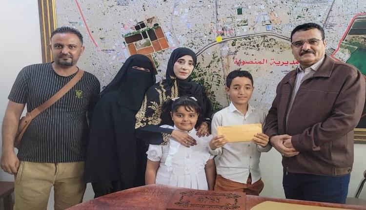 مدير عام المنصورة يكرم الطالب "رشيد أحمد" الفائز في مسابقة الأغنية الوطنية بمدارس المديرية