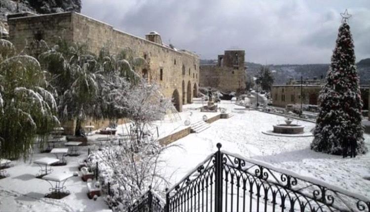 المرتفعات اللبنانية تغطيها الضباب مع أمطار متفرقة.. تفاصيل الطقس