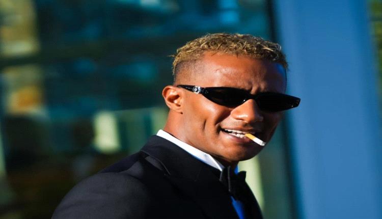 محمد رمضان يقف بجانب أحمد سعد… ومتابع يشن هجوماً عنيفاً عليه