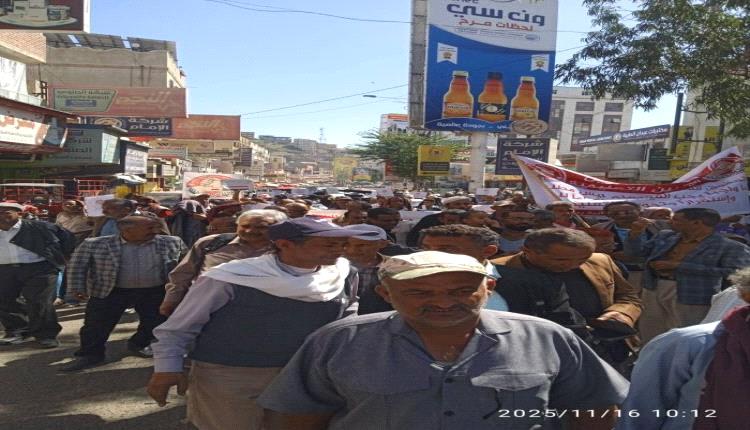 احتجاجات غاضبة للمعلمين في تعز تطالب بصرف الرواتب