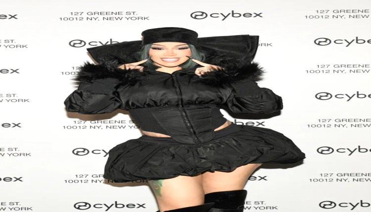 عودة كاردي بي: مشد خصر وتنورة قصيرة يشعلان مواقع التواصل