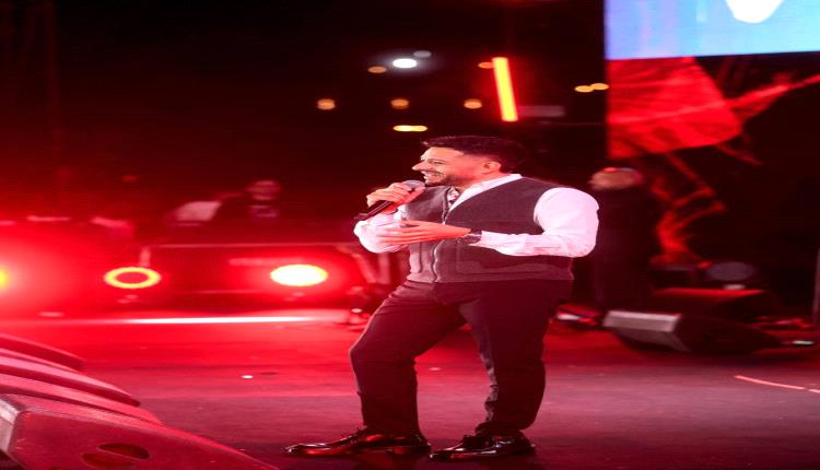 لحظة مؤثرة: الجمهور يفاجئ حماقي بعيد ميلاده وسط أجواء نارية (صور)