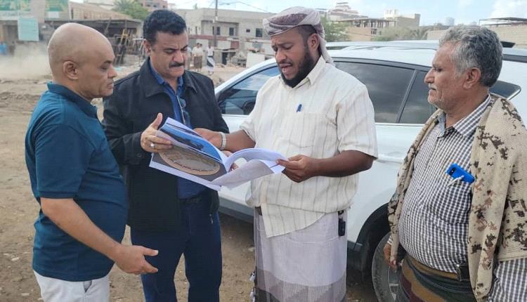 مدير عام المنصورة يدشن العمل في مشروع إنشاء دوار بئر فضل