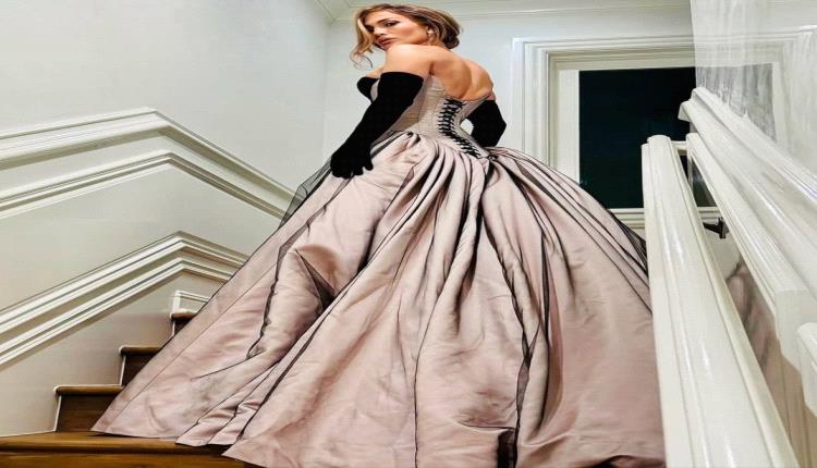 النجمة العالمية جينيفر لوبيز تخطف الأنفاس بفستان يفيض أنوثة وتفاصيل تبهر عشّاق الموضة