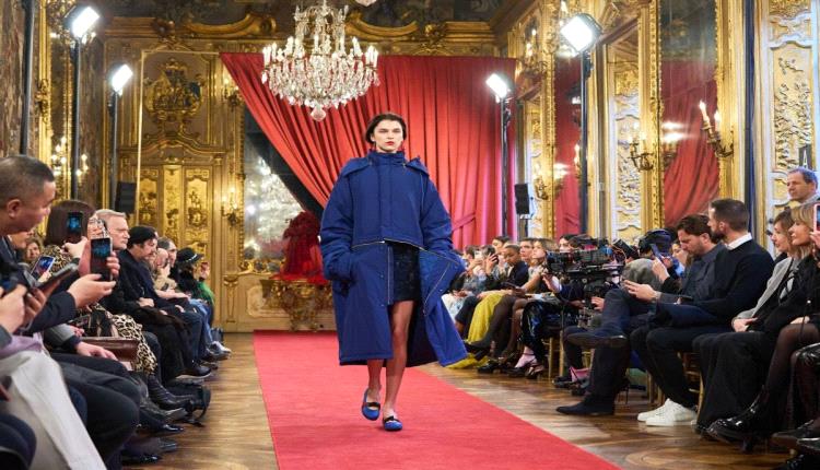 سيطرة الأزرق على الأزياء العالمية تعكس أناقة وجاذبية لا تُقاوم