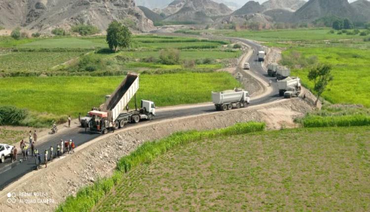 بدء سفلتة طريق 