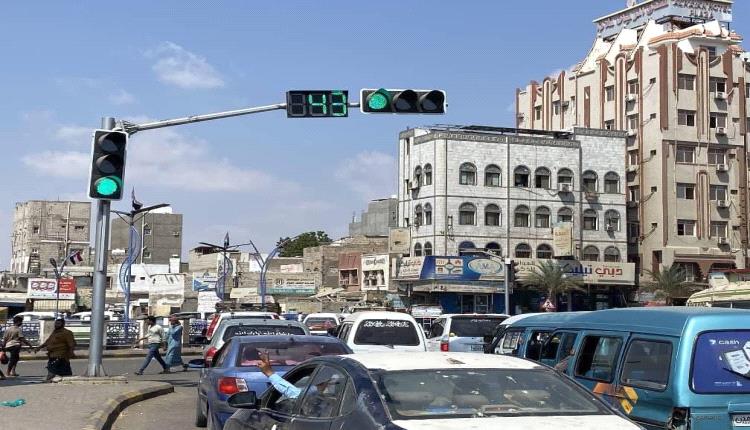 شرطة السير بعدن تدشّن التشغيل التجريبي للإشارات الضوئية في جولة القاهرة