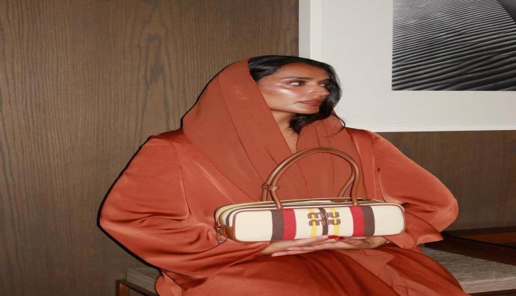 "من الإمارات إلى العالمية: تأثير المؤثرات في صيحات الموضة الحديثة"