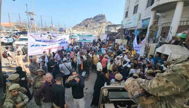 تظاهرة حاشدة لأسر الشـ.ـهداء والجـ.ـرحى أمام قصر معاشيق الرئاسي للمطالبة بحقوقهم وصرف مستحقاتهم