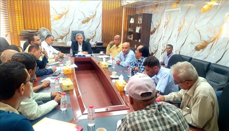 نائب محافظ عدن يترأس اجتماعا لمناقشة معالجة مشاكل الصرف الصحي بمديرية خورمكسر