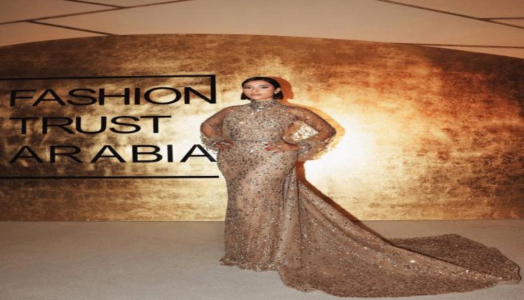 النجمة اليمنية بلقيس فتحي تتألق على السجادة الحمراء بفستان ذهبي فاخر