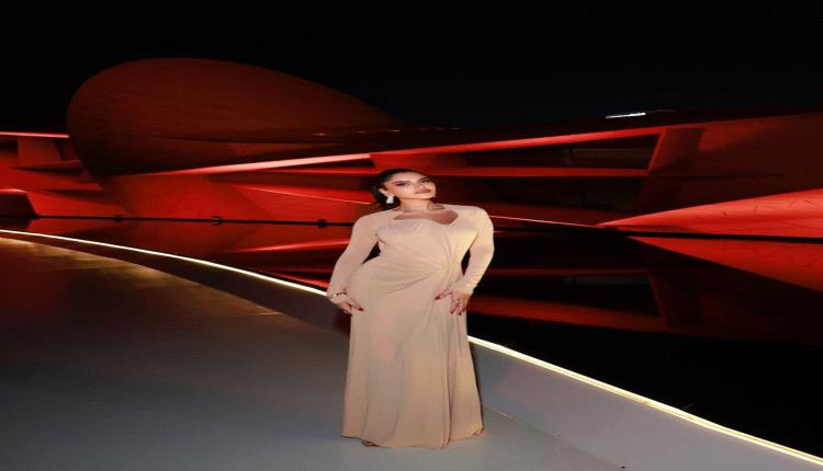 البلوغر الخليجية نجود الرميحي تخطف الأنظار بتنسيق فستانها الأنيق بأسلوب مبتكر