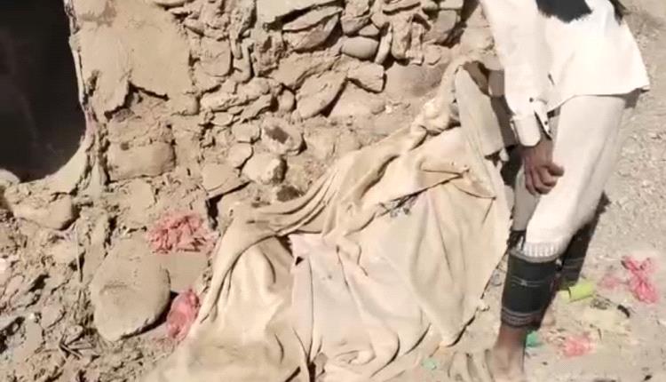 استشـ.ـهاد إمراة بقصـ.ـف طيـ.ـران حـ.ـوثي مسير على منازل المواطنين شرق حيس