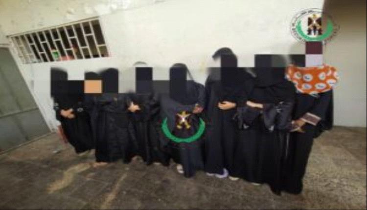 قوات الحزام الأمني بلحج تطيح بشبكتين منظمتين لممارسة أعمال غير أخلاقية وترويج المخدرات في عمليتين منفصلتين