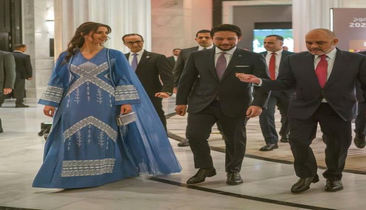 إطلالة هادئة وأنيقة.. الأميرة رجوة تشع تألقاً باللون الأزرق في حفل الاتحاد