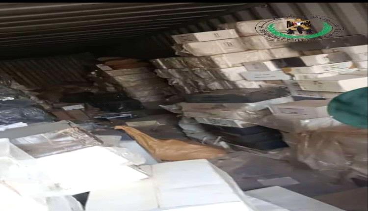 قوات الحزام الأمني بلحج تضبط مخازن لبيع وتوزيع مواد مهربة في منطقتي اللحوم والرباط