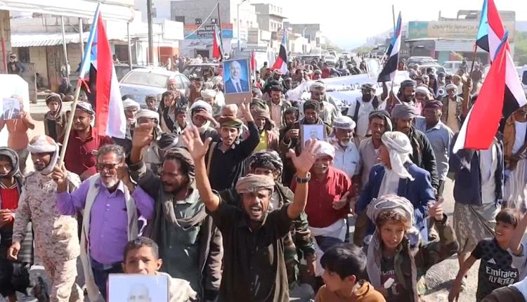 المحفد تحتفي بالذكرى الـ58 لعيد الاستقلال الوطني بمسيرة جماهيرية ومهرجان خطابي