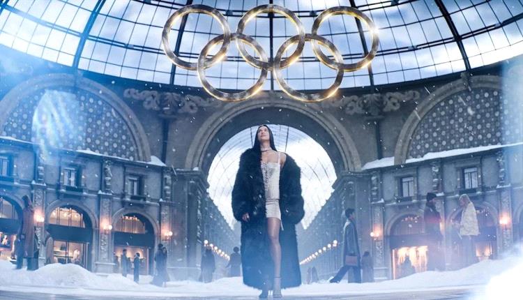 "أزياء موسيقية… دوا ليبا تأسر الجمهور بفستان شبكي وشراريب"