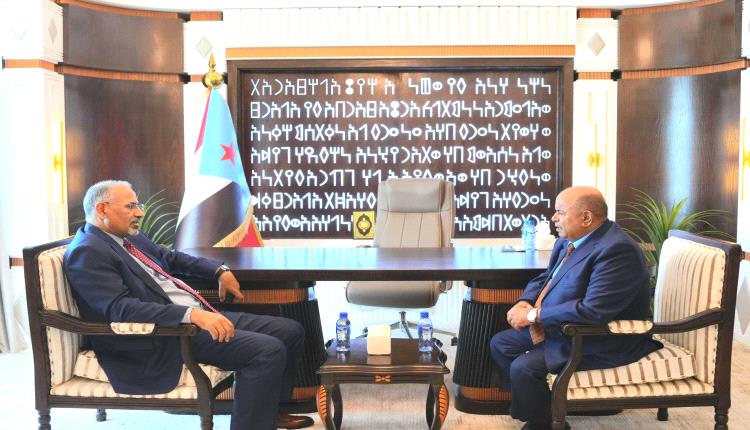 الرئيس القائد الزُبيدي يلتقي محافظ حضرموت الجديد سالم الخنبشي