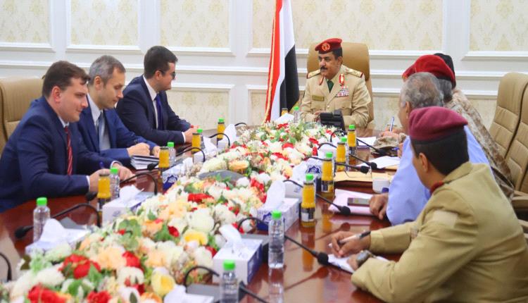 وزير الدفاع يبحث مع السفير الروسي مستجدات الأوضاع في بلادنا وتعزيز التعاون الدفاعي