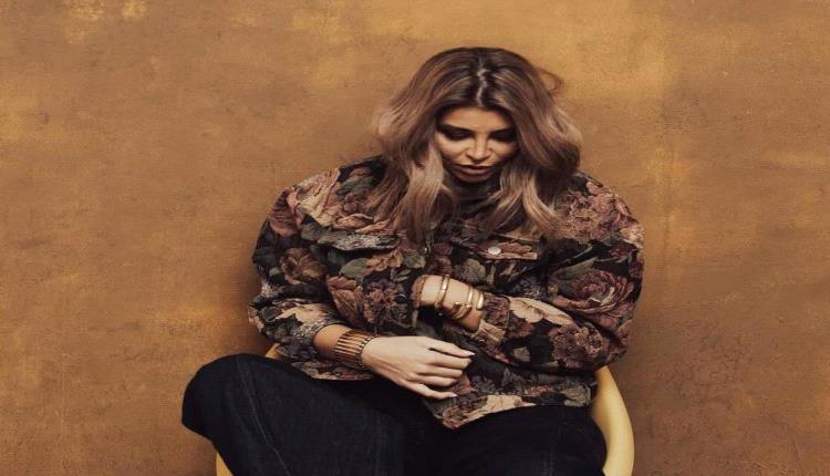 من الأحمر إلى الأسود… كيف تألقت النجمات بموضة الجاكيتات في عروض الأزياء؟