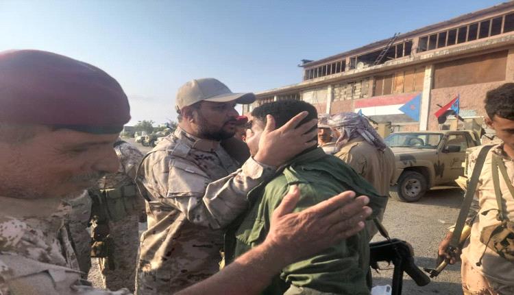 حين ينحني القائد ليقبّل جبين جنوده.. العميد المشوشي مدرسة للشجاعة والشهامة