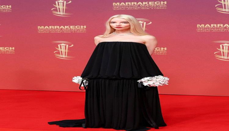 إطلالة أنيقة ولافتة… أنيا تايلور-جوي تتألق بالأسود والذهبي على السجادة الحمراء