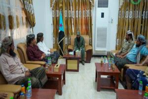 العميد الوالي يلتقي عدداً من مشايخ أبين ويؤكد أن الحزام الأمني هو صمام أمان المحافظة ودرعها الحصين