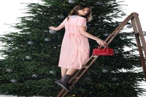 قوة ورقي في آنٍ واحد.. Prada تُقدّم رؤية عصرية لأنوثة شتاء 2025