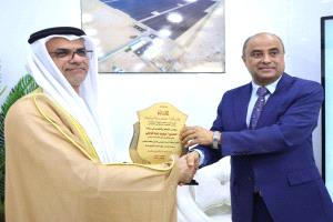 الرئيس الزُبيدي يكرّم سفير دولة الإمارات والمدير التنفيذي لشركة 