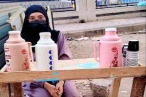 صورة لفتاة تبيع الشاي في عدن تشعل مواقع التواصل الاجتماعي