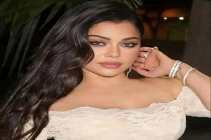 ظهور مفاجئ… هيفاء وهبي ترتدي الحجاب والعباءة أثناء بروفة الحفل في الرياض