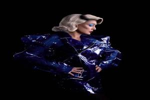 غادة عبد الرازق تخطف الأنظار بإطلالة جريئة… فما الرسالة؟