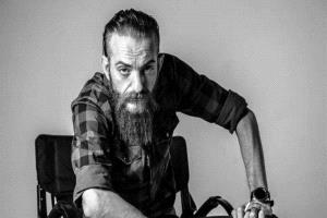 ظهور صادم لأويس مخللاتي خلال طقوس العمادة… الجمهور في حالة تساؤل