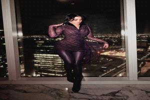 إطلالة جذابة لهيفاء وهبي بالبورغندي تعكس أناقتها في السعودية