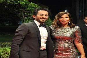 لحظة رومانسية: أحمد حلمي يحتفل بعيد ميلاد منى زكي بأغنية 