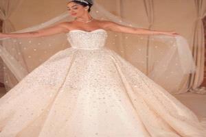 إطلالة ملكية.. هيا كرزون تتألق بفستان زفاف فخم يُبهر المتابعين