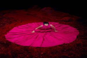 النجمة غادة عبد الرازق تخطف الأنظار بإطلالة مسرحية مميزة